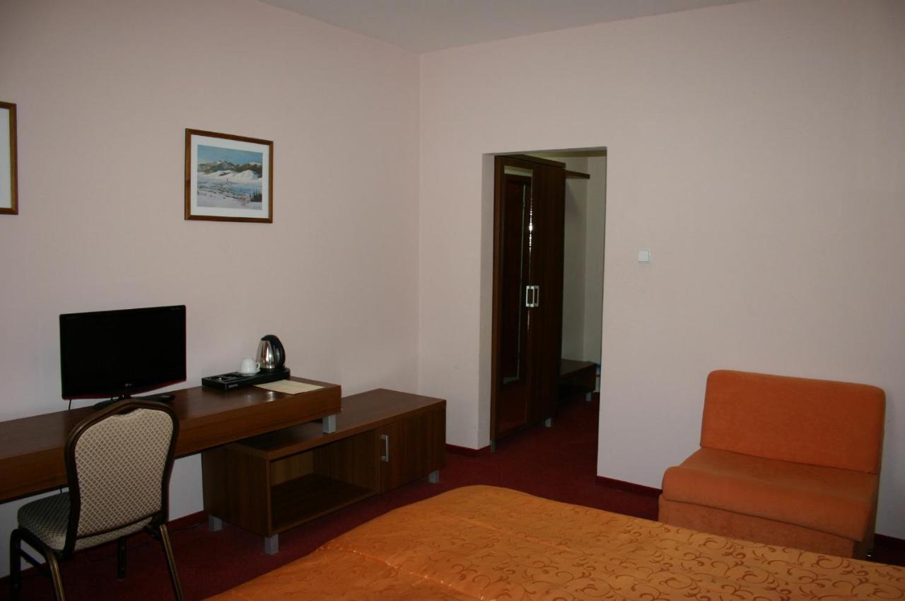Hotel Jelen Hlohovec Zimmer foto
